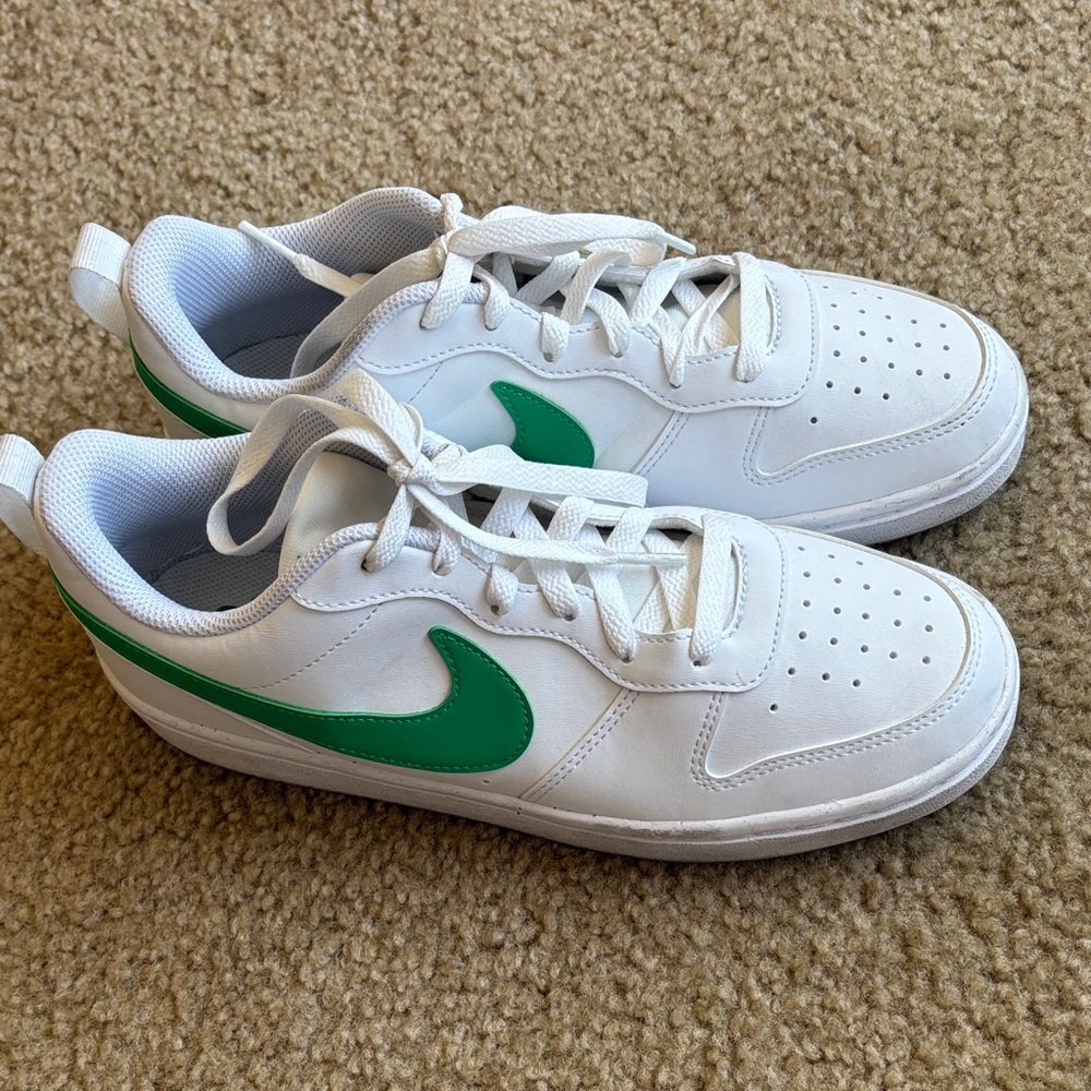 Nike 7Y shoes—like new!